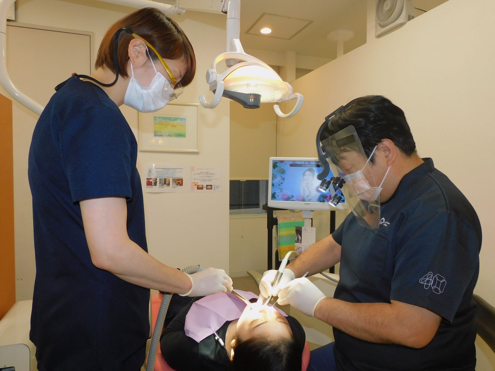 極小の虫歯はレーザーで治療を行います。